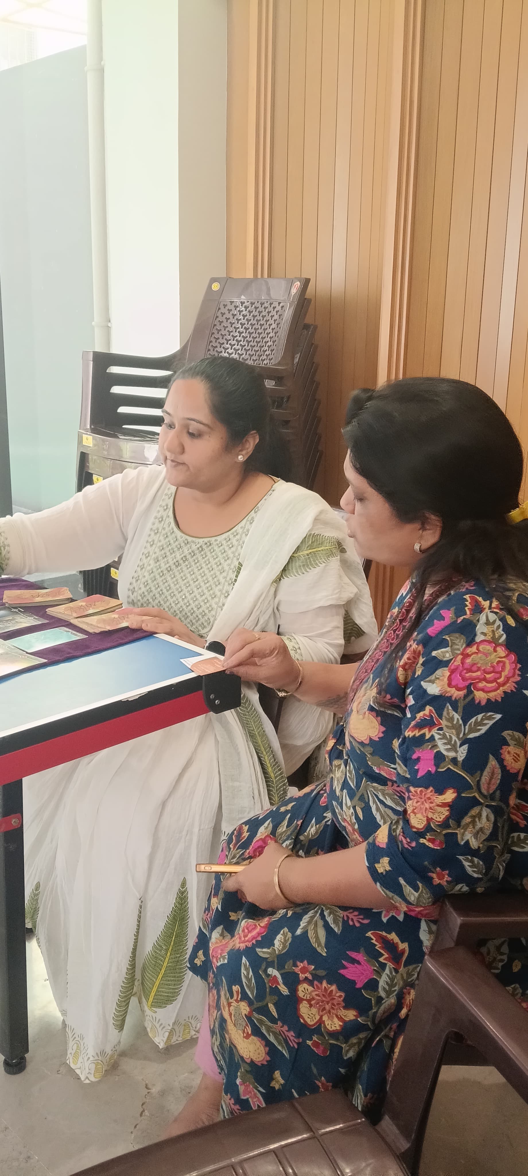Dr. Ratna Bhatt guiding a tarot reading session